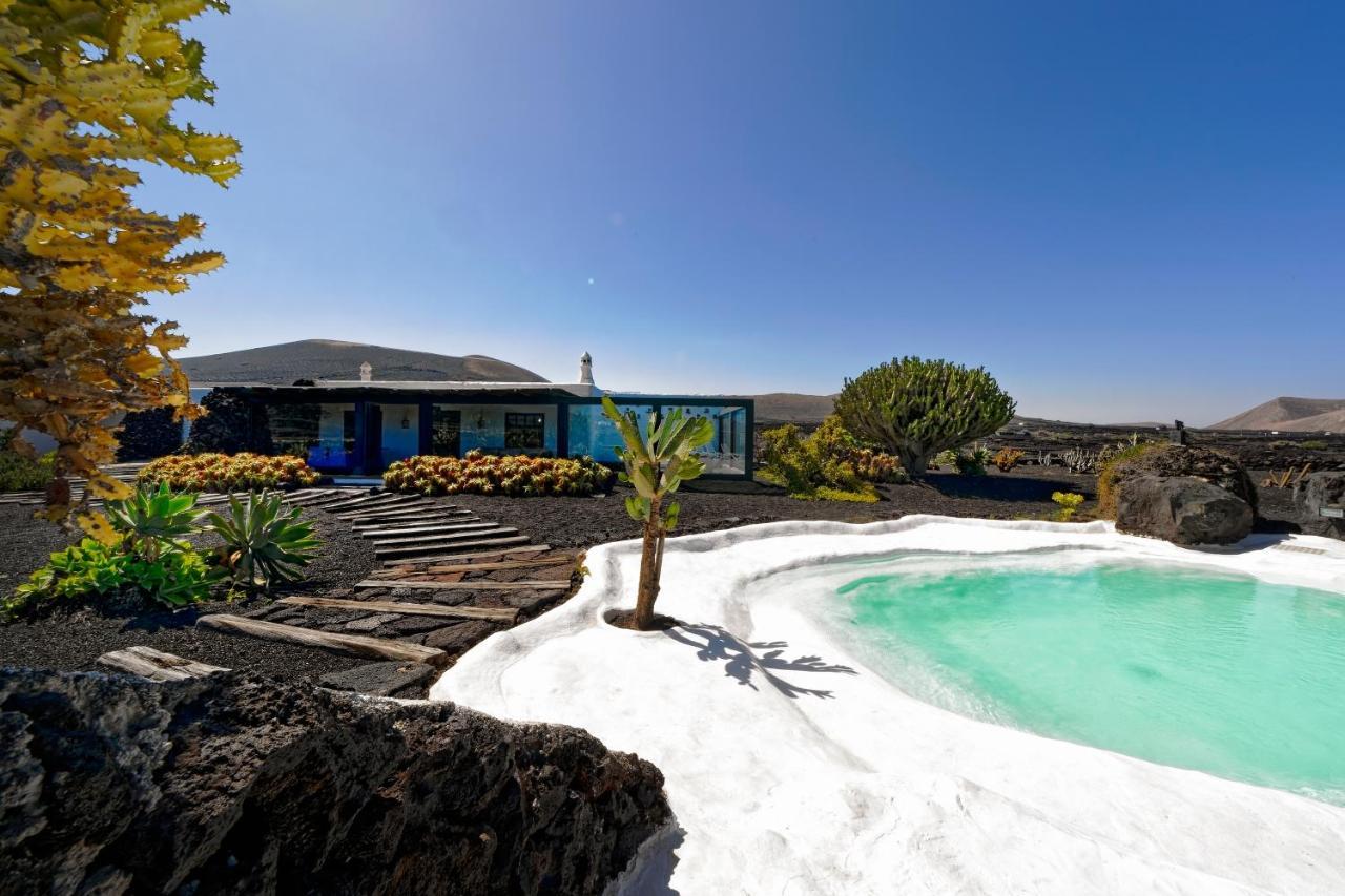 Luxe Ecovilla Listan Uga Buitenkant foto