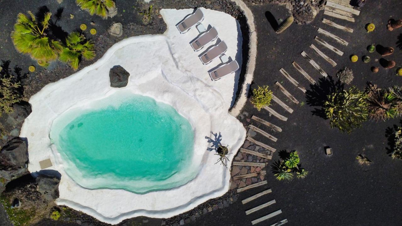 Luxe Ecovilla Listan Uga Buitenkant foto