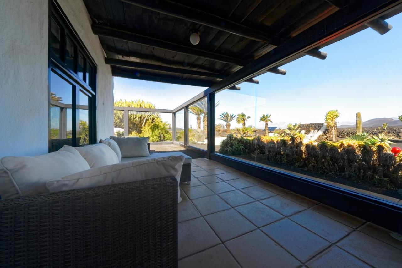 Luxe Ecovilla Listan Uga Buitenkant foto