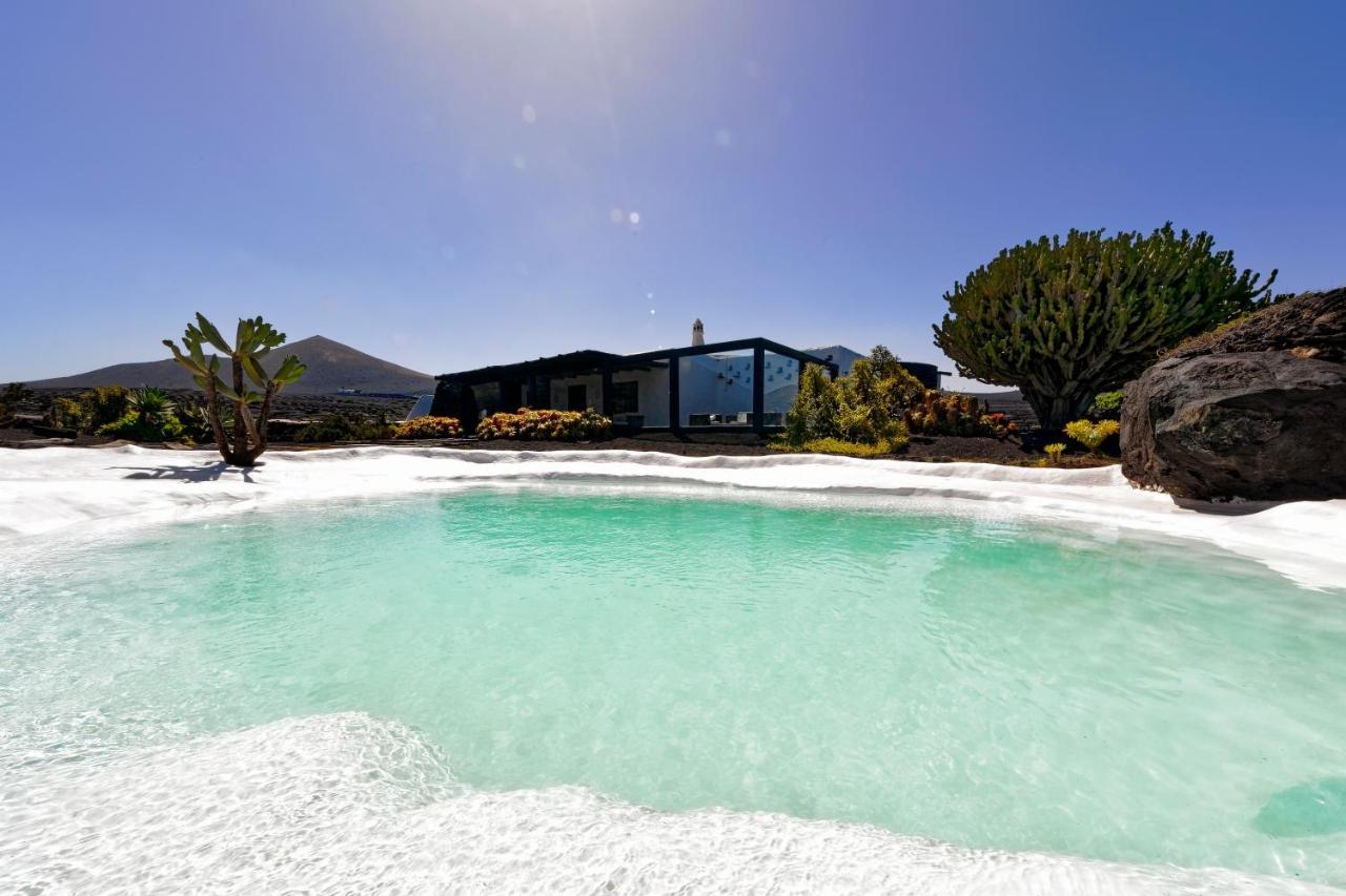 Luxe Ecovilla Listan Uga Buitenkant foto